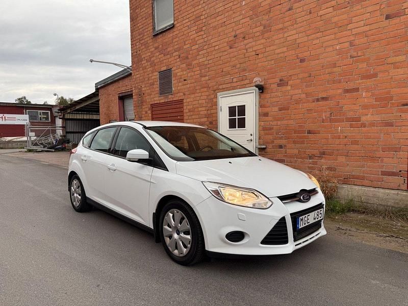 Vit Begagnad 2011 Ford Focus Trend Halvkombi | 49 900 kr (Marknadspris) - Bild 1/4