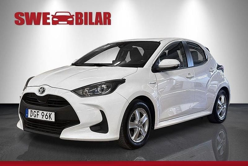Vit Begagnad 2021 Toyota Yaris Hybrid Active Halvkombi | 169 900 kr (Marknadspris) - Bild 1/4