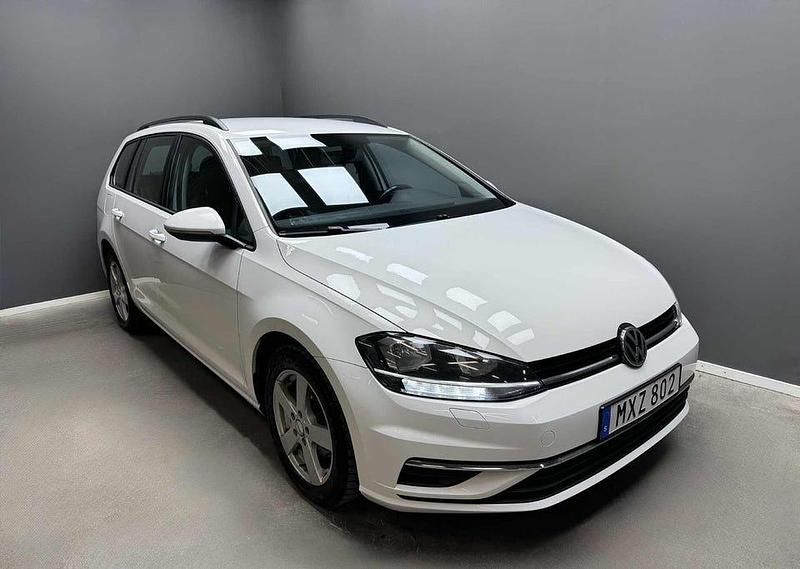 Vit Begagnad 2017 VW Golf VII Kombi | 114 900 kr (Marknadspris) - Bild 1/4