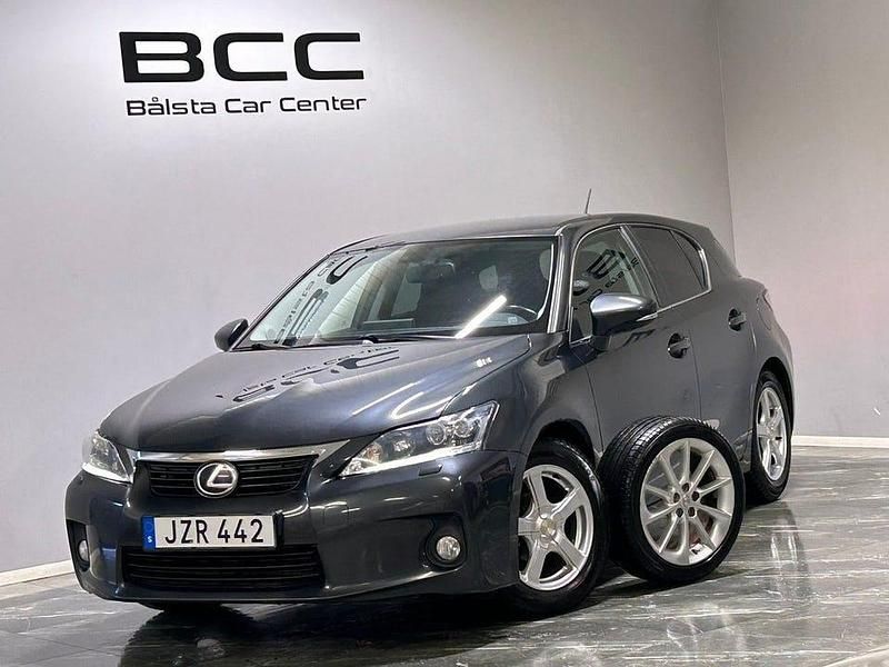 Grå Begagnad 2011 Lexus CT200h Halvkombi | 99 900 kr (Marknadspris) - Bild 1/3