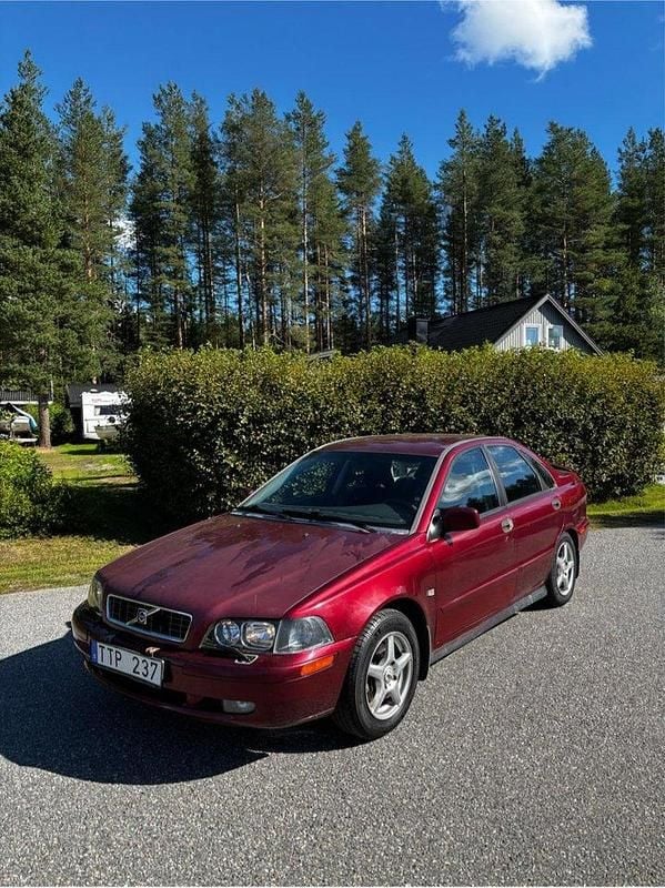Röd Begagnad 2003 Volvo S40 Sedan | 19 000 kr (Marknadspris) - Bild 1/4