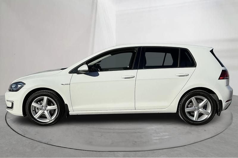 Begagnad VW e-Golf 100 kW (136 HK) 2018 Vit Halvkombi