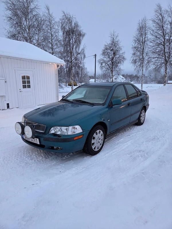 Begagnad 2001 Volvo S40 Sedan | 15 000 kr (Marknadspris) - Bild 1/3