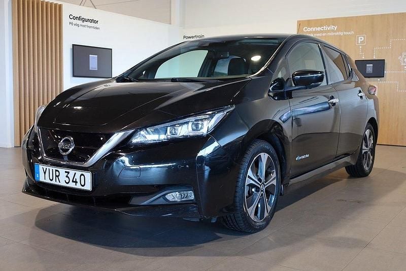 Svart Begagnad 2018 Nissan Leaf 360º Halvkombi | 134 900 kr (Marknadspris) - Bild 1/3