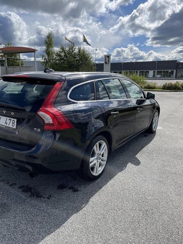 Svart Begagnad 2011 Volvo V60 Summum Kombi | 64 500 kr (Dyr) - Bild 1/4
