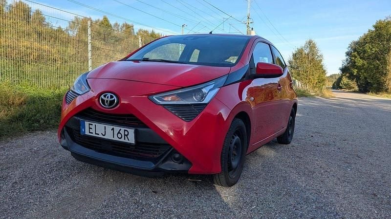 Röd Begagnad 2019 Toyota Aygo Halvkombi | 75 000 kr (Marknadspris) - Bild 1/4