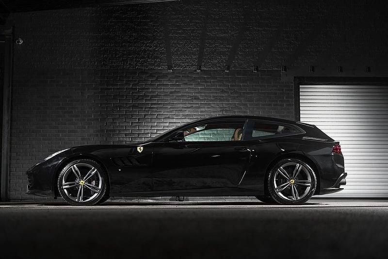Begagnad Ferrari GTC4Lusso 690 HK (507 kW) 2017 Svart Kombi