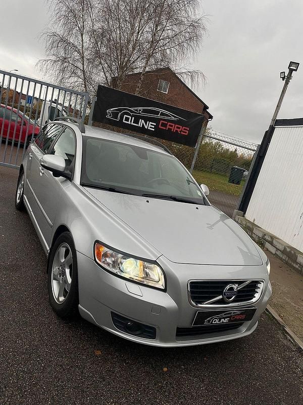 Ljusgrå Begagnad 2010 Volvo V50 Momentum Kombi | 59 900 kr (Marknadspris) - Bild 1/4