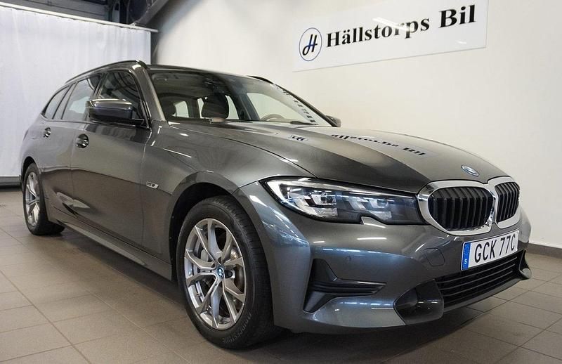 Grå Begagnad 2022 BMW 330e Sport Line Kombi | 279 900 kr (Marknadspris) - Bild 1/4