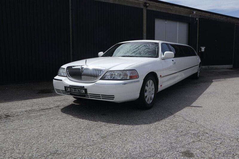 Vit Begagnad 2005 Lincoln Town Car Sedan | 179 900 kr - Bild 1/4
