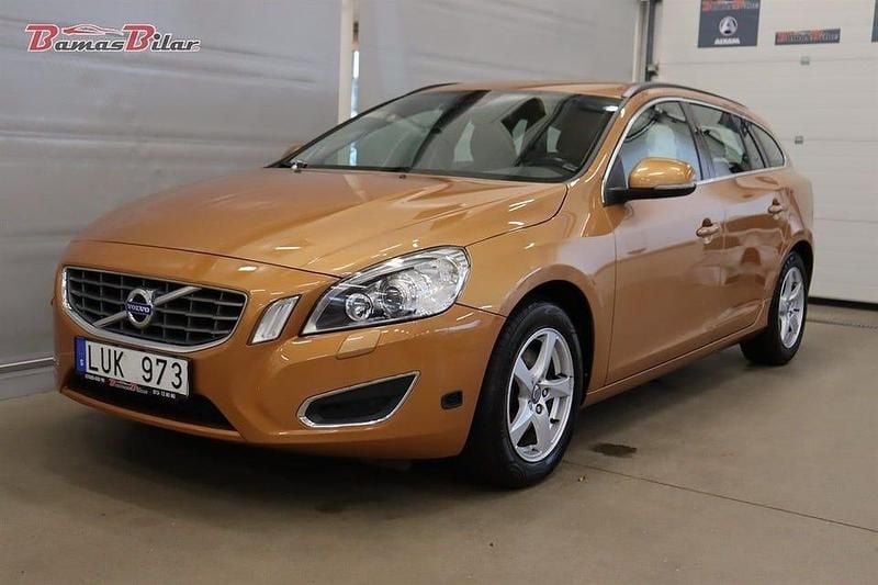 Brun Begagnad 2012 Volvo V60 Momentum Kombi | 124 900 kr (Marknadspris) - Bild 1/4
