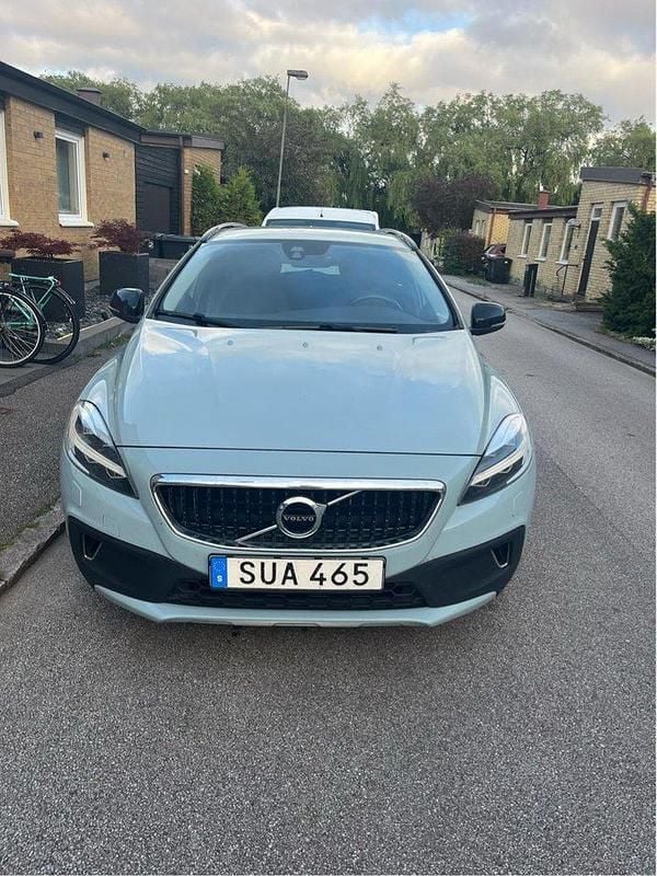 Blå Begagnad 2017 Volvo V40 CC Momentum Kombi | 116 000 kr (Marknadspris) - Bild 1/4