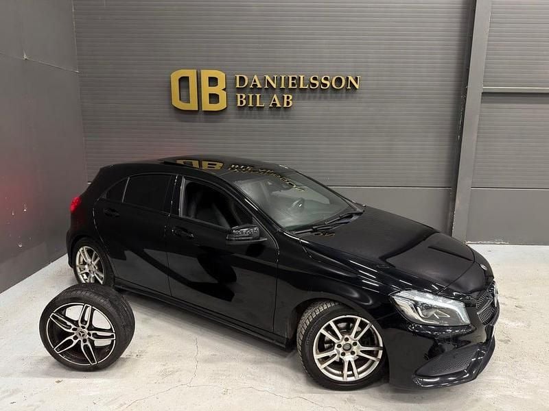 Svart Begagnad 2018 Mercedes A200 Halvkombi | 194 800 kr (Marknadspris) - Bild 1/4