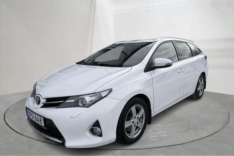 Begagnad Toyota Auris Edition 124 HK (91 kW) 2015 Vit Kombi