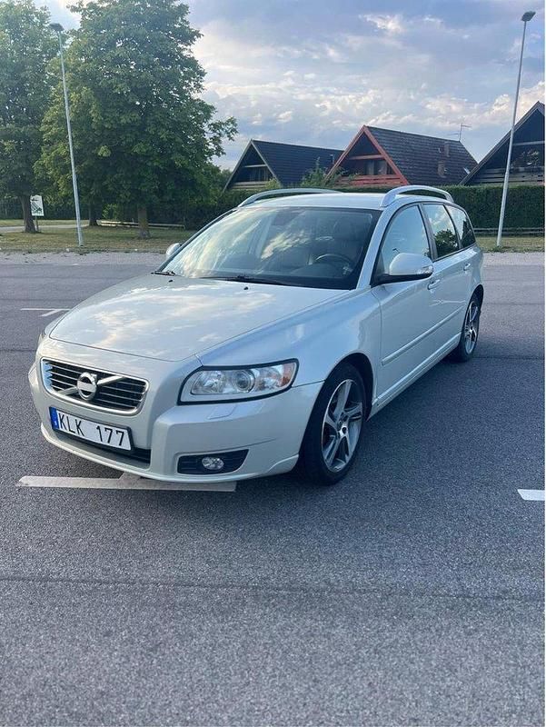Vit Begagnad 2012 Volvo V50 Momentum Kombi | 64 900 kr (Marknadspris) - Bild 1/4