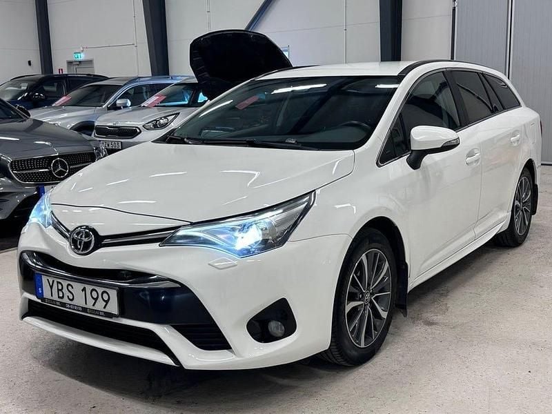 Vit Begagnad 2015 Toyota Avensis Active Kombi | 139 700 kr (Marknadspris) - Bild 1/4