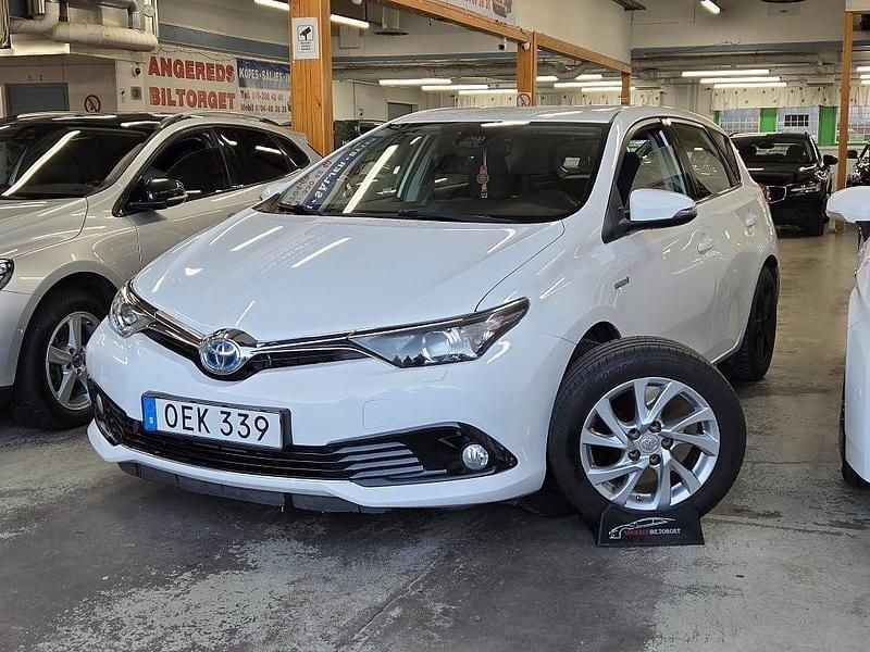 Vit Begagnad 2016 Toyota Auris Hybrid Active Halvkombi | 149 999 kr (Marknadspris) - Bild 1/4