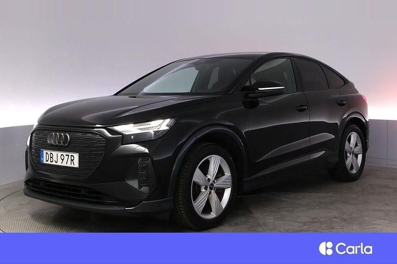 Svart Begagnad 2023 Audi Q4 Sportback e-tron Comfort SUV | 449 900 kr (Marknadspris) - Bild 1/4