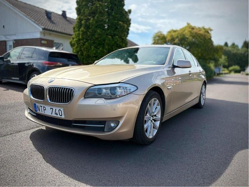 Brun Begagnad 2011 BMW 523 Sedan | 89 000 kr (Bra pris) - Bild 1/4