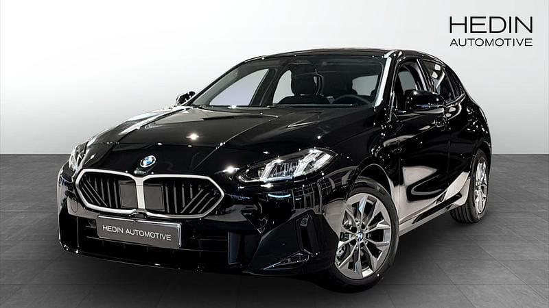 Ny 2026 BMW 120 Halvkombi | 378 700 kr - Bild 1/4