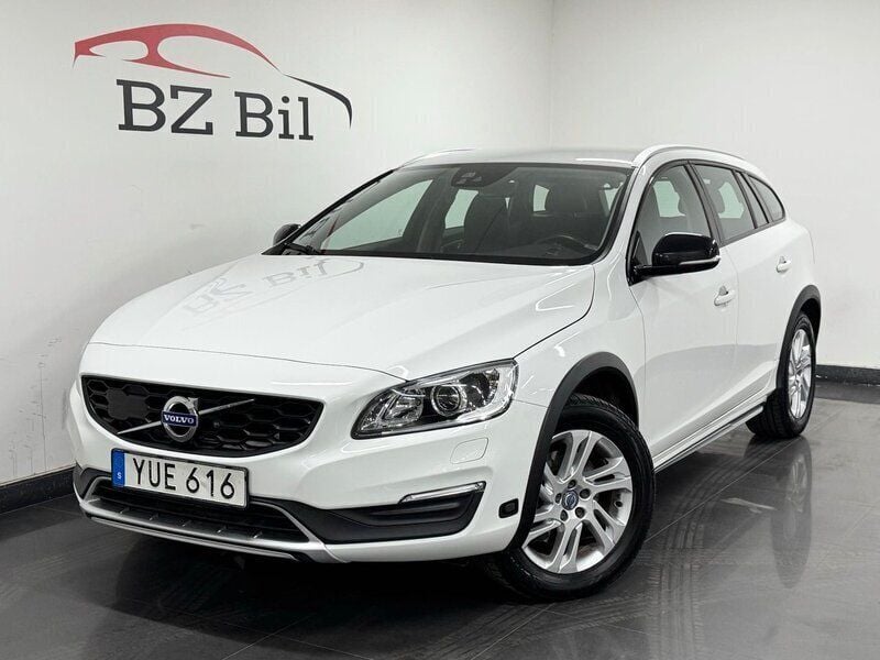Vit Begagnad 2018 Volvo V60 CC Momentum Kombi | 164 900 kr (Superpris) - Bild 1/4