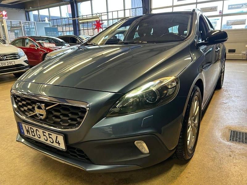 Havsblåmet Begagnad 2014 Volvo V40 CC Momentum Kombi | 158 900 kr (Marknadspris) - Bild 1/4