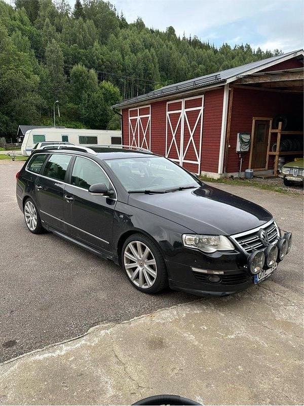 Svart Begagnad 2010 VW Passat R-line Kombi | 20 000 kr (Superpris) - Bild 1/4