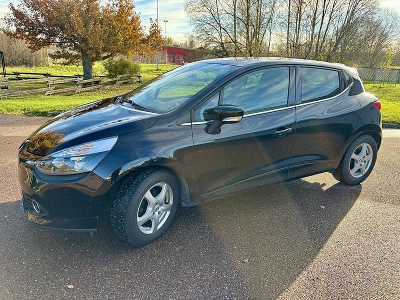 Svart Begagnad 2015 Renault Clio IV Halvkombi | 99 000 kr (Marknadspris) - Bild 1/4