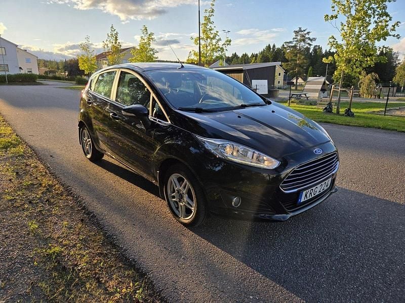 Svart Begagnad 2015 Ford Fiesta Titanium Halvkombi | 58 000 kr (Superpris) - Bild 1/4