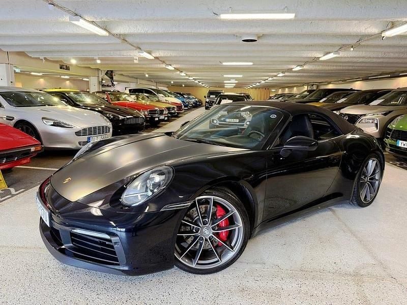Jet black metallic Begagnad 2020 Porsche 911 Carrera 4S Cab | 1 499 000 kr (Bra pris) - Bild 1/4