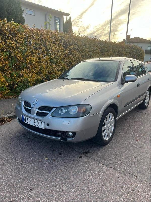 Silver Begagnad 2005 Nissan Almera Halvkombi | 19 000 kr (Lite dyr) - Bild 1/3