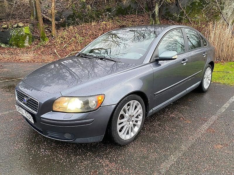 Grå Begagnad 2003 Volvo S40 Sedan | 49 900 kr (Lite dyr) - Bild 1/4