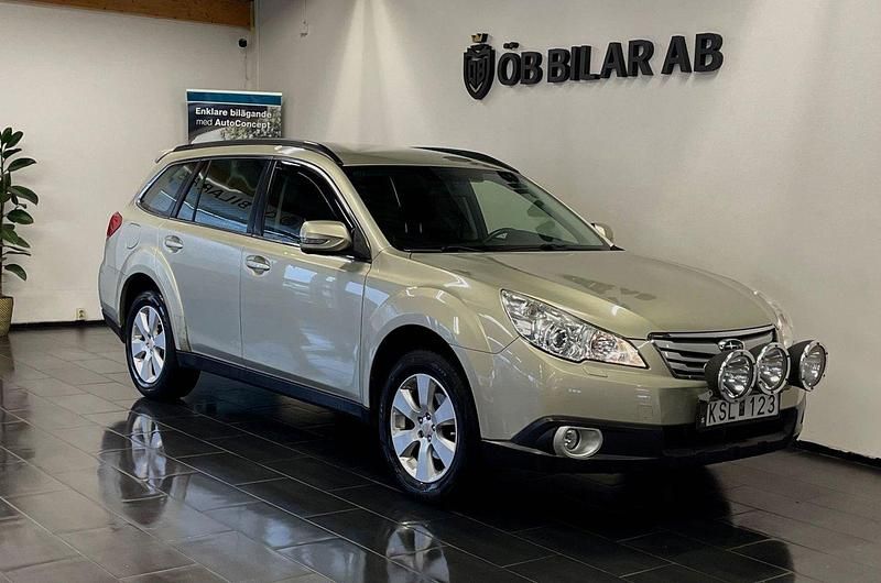 Ljusgul (gul) Begagnad 2010 Subaru Outback SUV | 89 900 kr (Marknadspris) - Bild 1/4