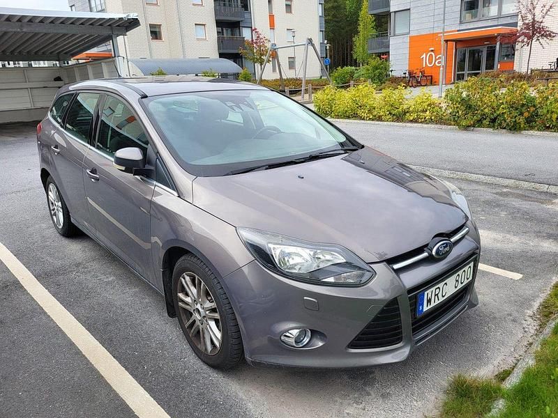 Brun Begagnad 2013 Ford Focus Titanium Kombi | 60 000 kr (Marknadspris) - Bild 1/4