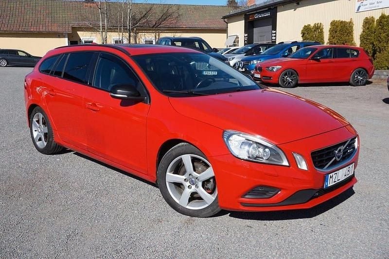 Röd Begagnad 2012 Volvo V60 R-Design Kombi | 109 900 kr (Marknadspris) - Bild 1/4