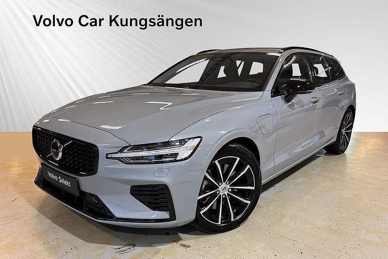 Grå Begagnad 2024 Volvo V60 Plus Kombi | 469 900 kr (Marknadspris) - Bild 1/3