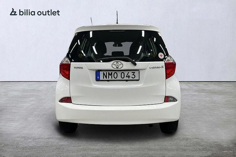 Begagnad Toyota Verso-S Multidrive S 99 HK (72 kW) 2013 Vit Minibuss