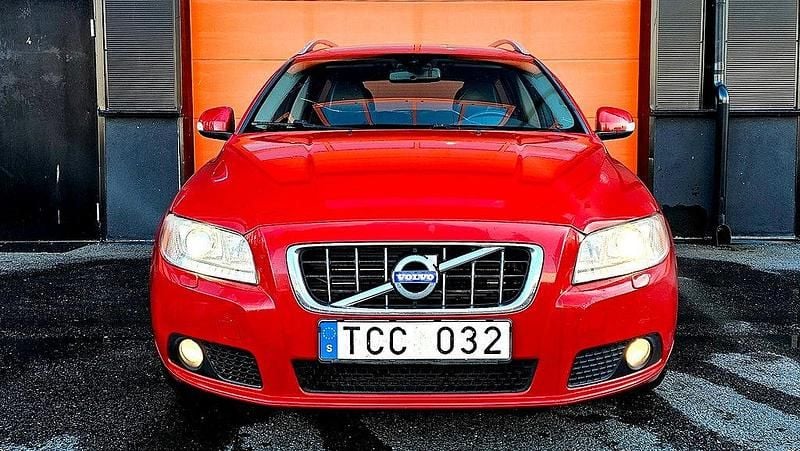 Röd Begagnad 2010 Volvo V70 Summum Kombi | 59 900 kr (Superpris) - Bild 1/4