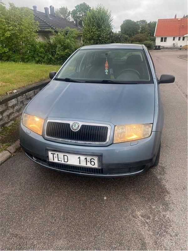 Grå Begagnad 2002 Skoda Fabia Kombi | 13 500 kr (Marknadspris) - Bild 1/3