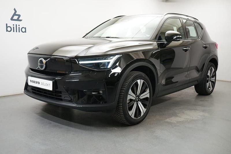 Svart Begagnad 2022 Volvo XC40 Plus SUV | 369 900 kr - Bild 1/3
