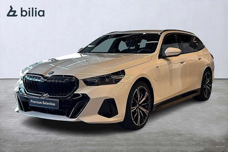 Vit Begagnad 2024 BMW 530e M Sport Kombi | 679 900 kr (Superpris) - Bild 1/3