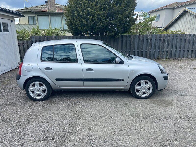Ljusgrå Begagnad 2005 Renault Clio R.S. Halvkombi | 22 500 kr (Marknadspris) - Bild 1/4