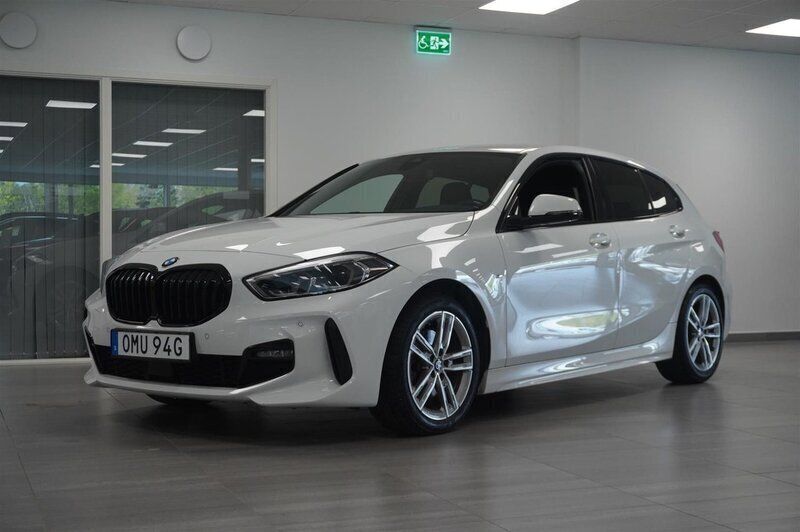 Vit Begagnad 2021 BMW 118 M Sport Halvkombi | 259 800 kr (Lite dyr) - Bild 1/4