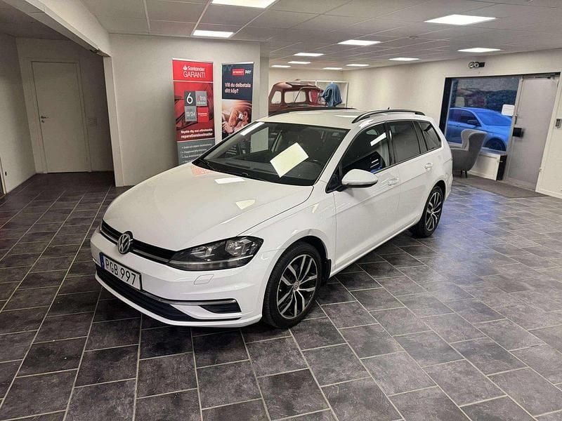 Vit Begagnad 2017 VW Golf VII Kombi | 114 700 kr (Marknadspris) - Bild 1/4