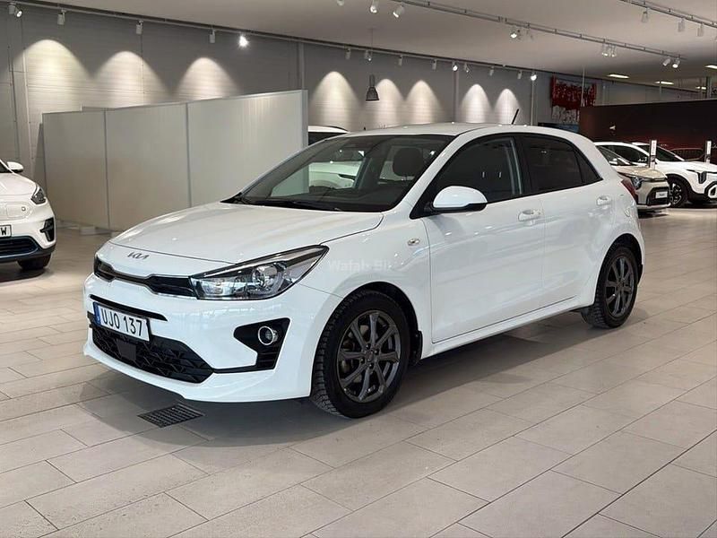 Begagnad Kia Rio Advance 101 HK (74 kW) 2022 Clear white Halvkombi