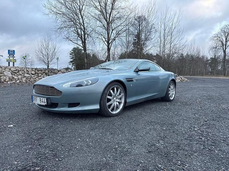 Ljusblå Begagnad 2004 Aston Martin DB9 Sportkupé | 595 000 kr - Bild 1/4