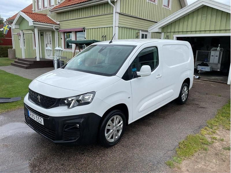 Vit Begagnad 2018 Peugeot Partner Minibuss | 135 000 kr (Marknadspris) - Bild 1/4
