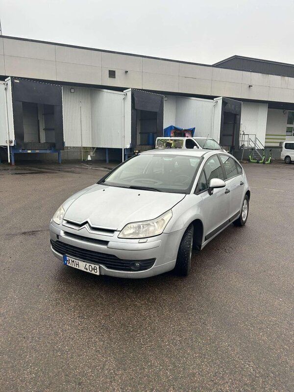 Silver Begagnad 2006 Citroën C4 Halvkombi | 32 500 kr (Dyr) - Bild 1/4