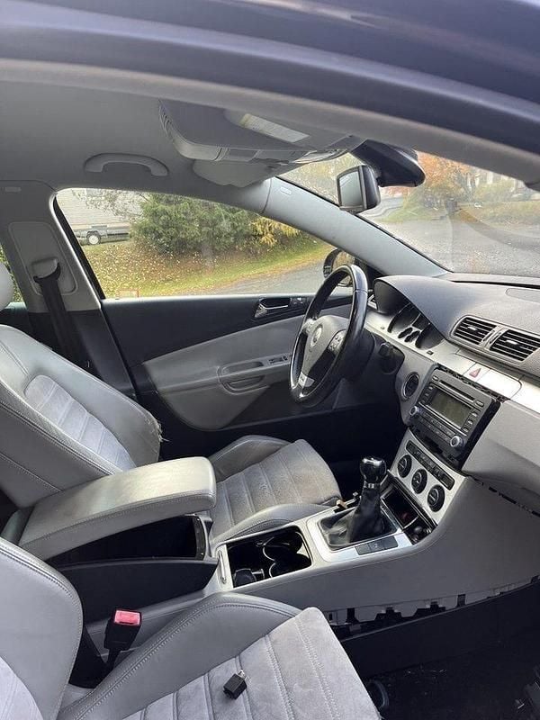 Svart Begagnad 2006 VW Passat Highline Kombi | 7 000 kr (Superpris) - Bild 1/4