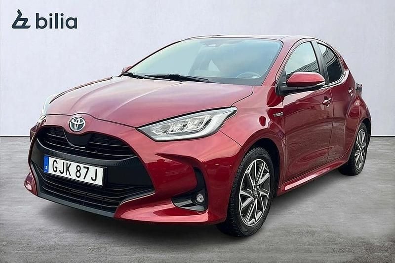 Röd Begagnad 2020 Toyota Yaris Hybrid Active Halvkombi | 194 900 kr (Marknadspris) - Bild 1/3